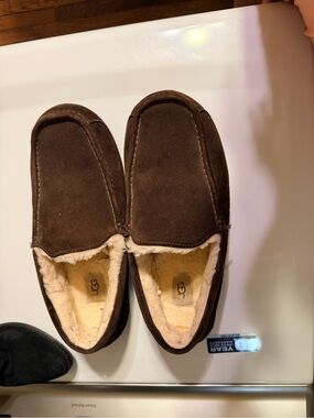 UGG Ascot Men’s Size 10 Brown Suede Sheepskin Lined Moccasin Slippers